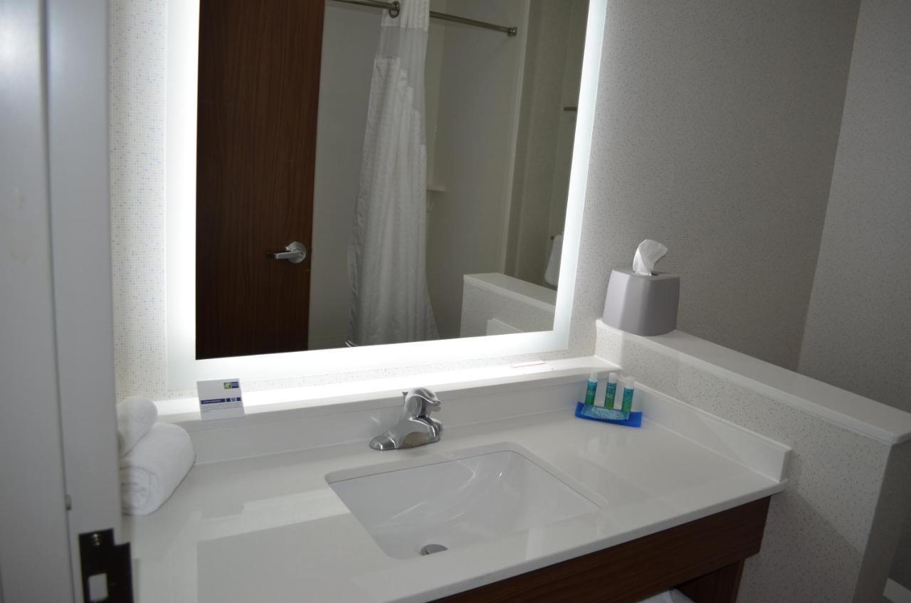 | Holiday Inn Express & Suites Charlotte NE - University Area