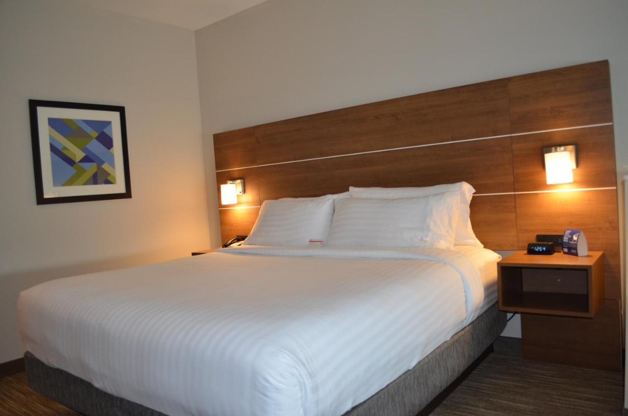 | Holiday Inn Express & Suites Charlotte NE - University Area