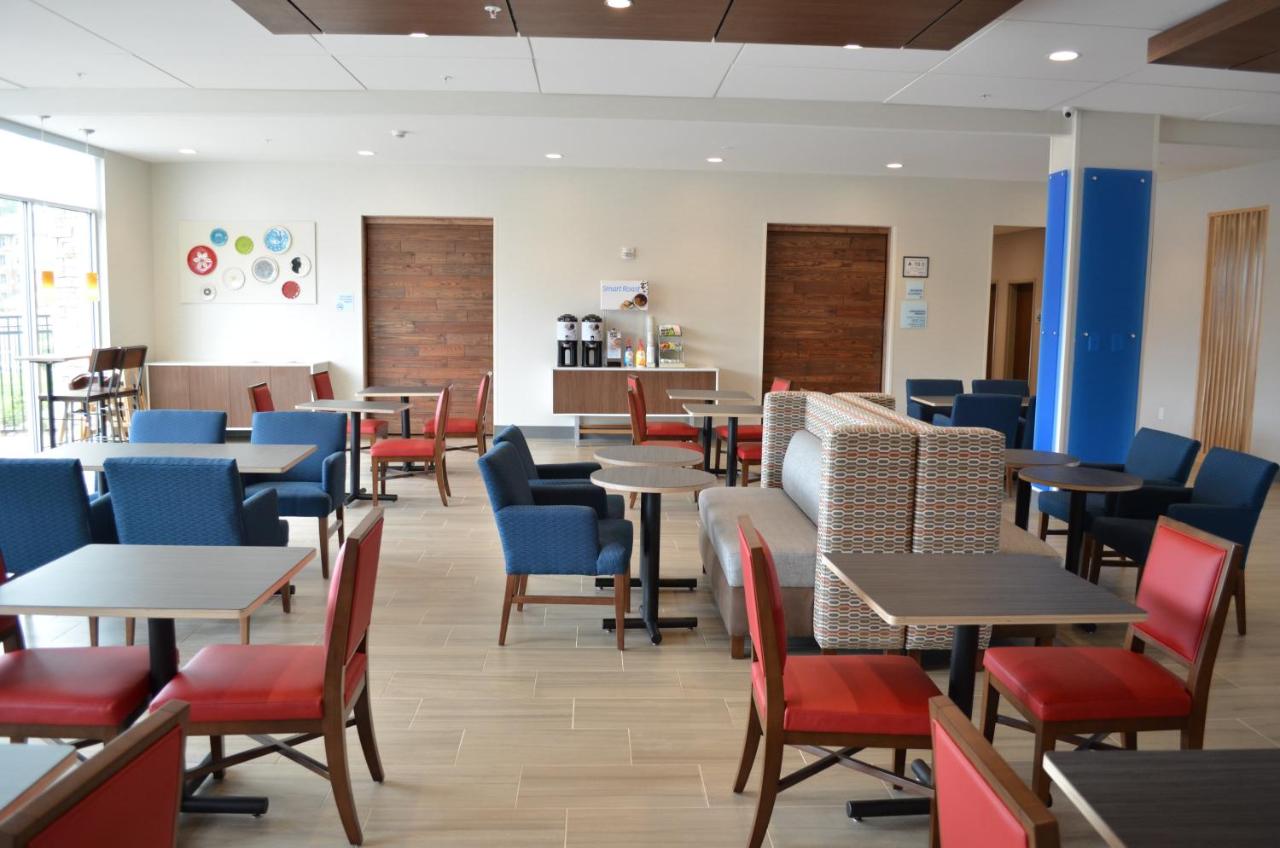 | Holiday Inn Express & Suites Charlotte NE - University Area