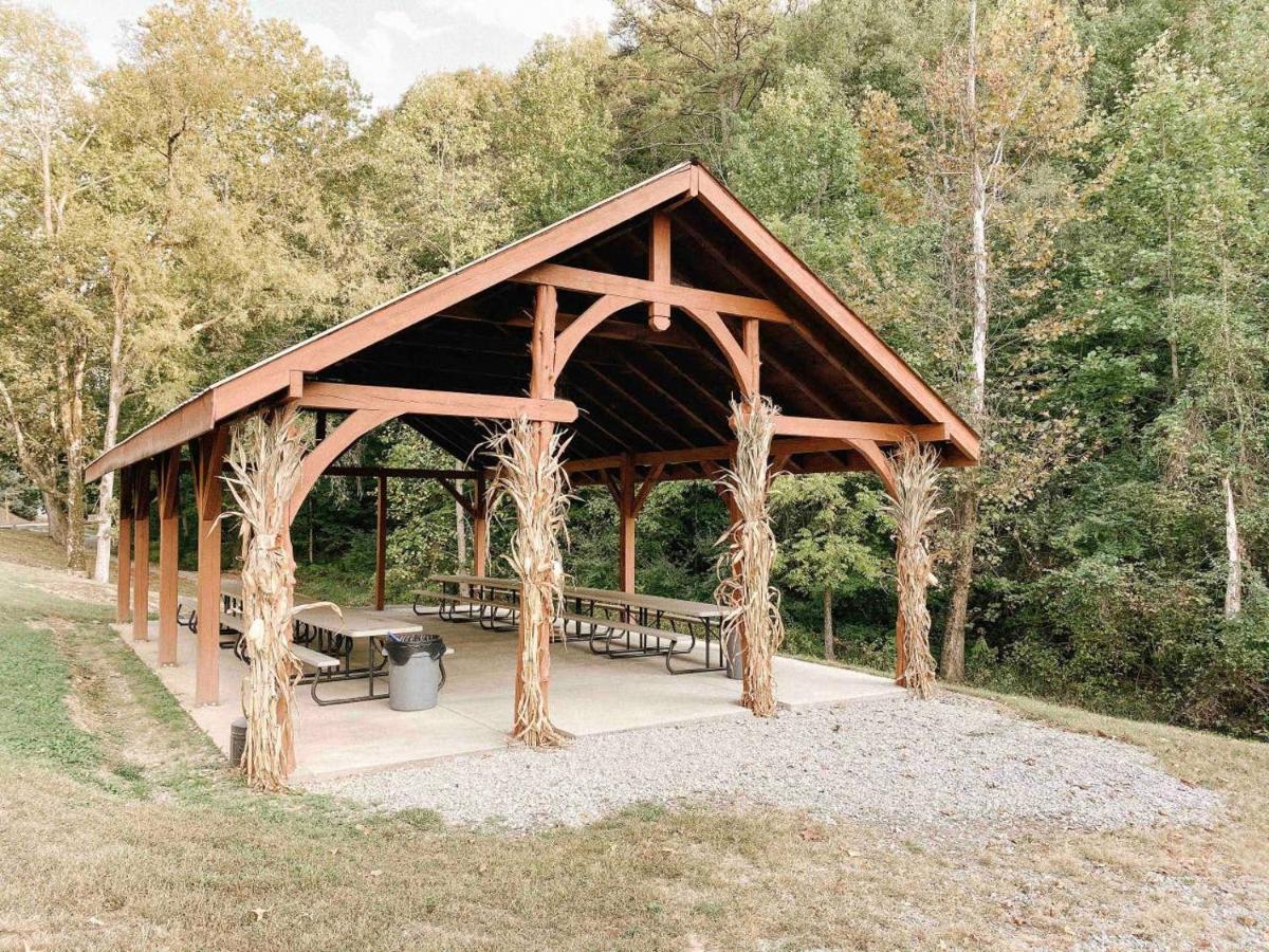 | Splash of Moonshine -heated indoor pool, hot tub, arcade game room