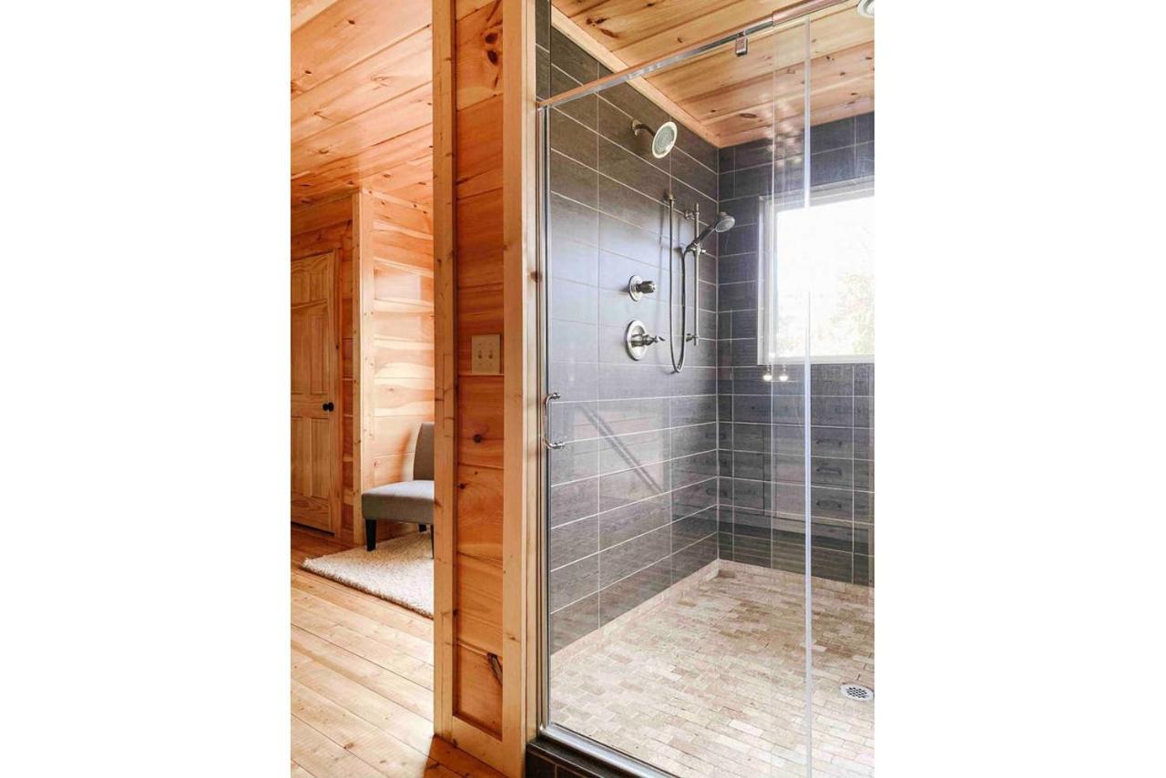 | Splash of Moonshine -heated indoor pool, hot tub, arcade game room