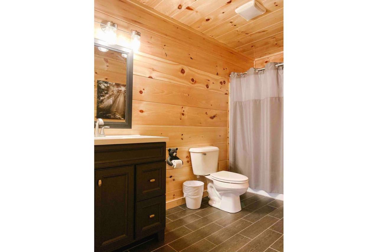 | Splash of Moonshine -heated indoor pool, hot tub, arcade game room