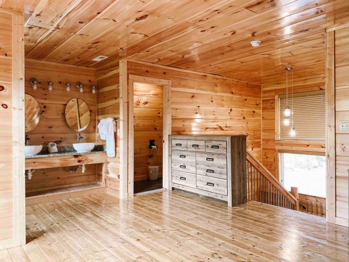 | Splash of Moonshine -heated indoor pool, hot tub, arcade game room