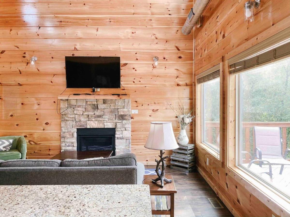 | Splash of Moonshine -heated indoor pool, hot tub, arcade game room