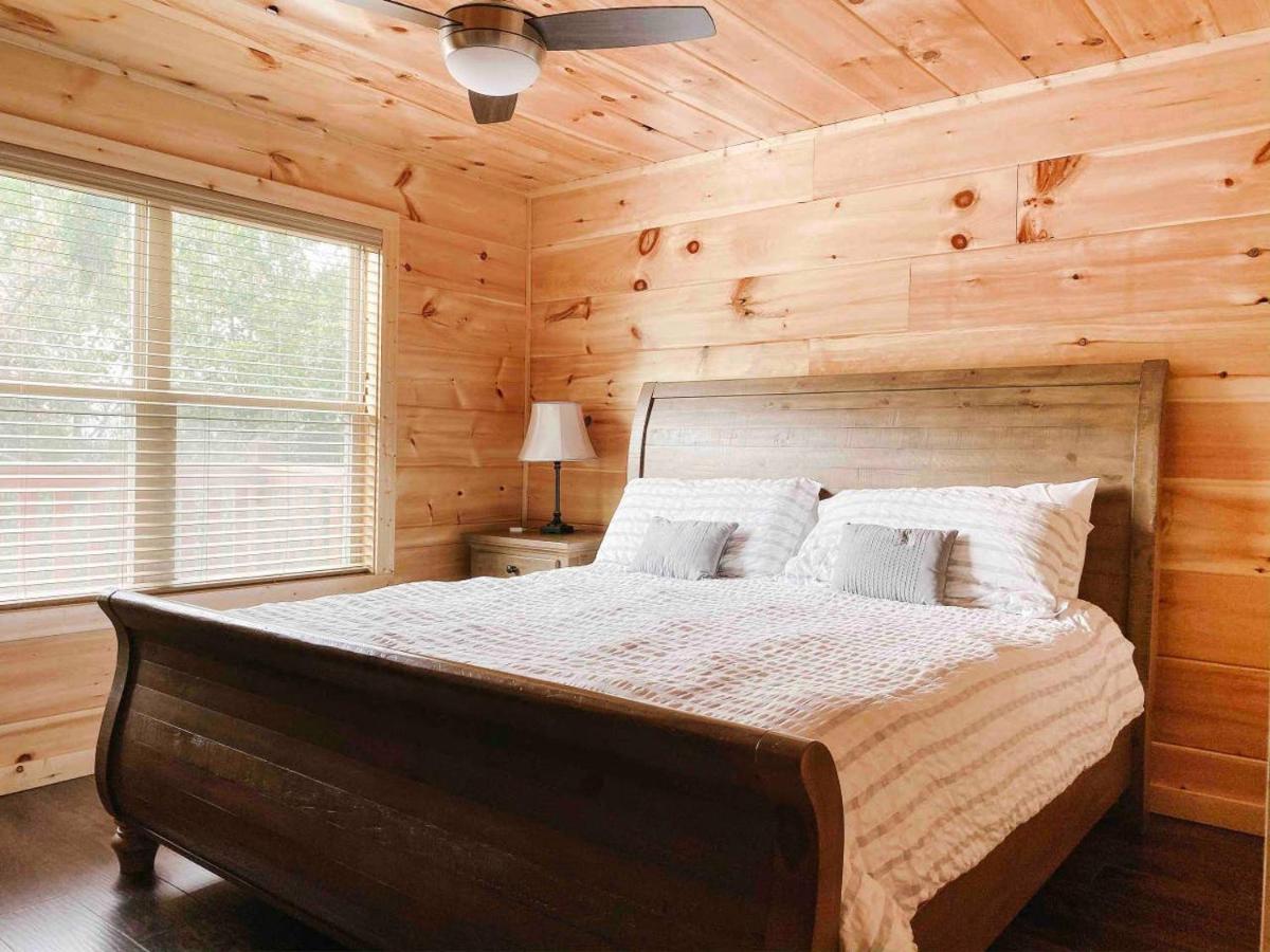 | Splash of Moonshine -heated indoor pool, hot tub, arcade game room