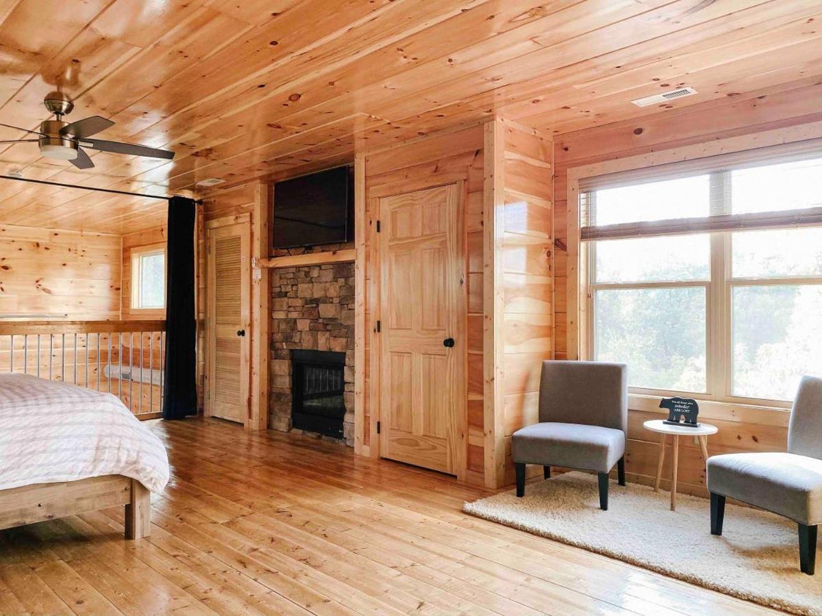 | Splash of Moonshine -heated indoor pool, hot tub, arcade game room