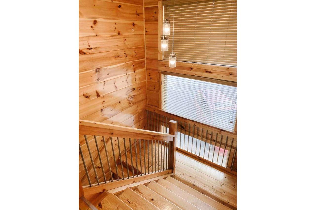 | Splash of Moonshine -heated indoor pool, hot tub, arcade game room