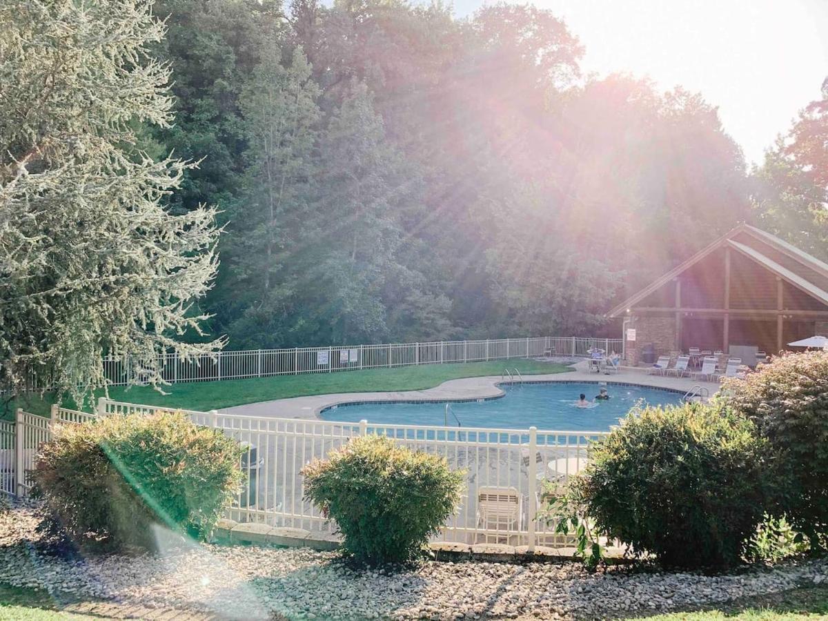 | Splash of Moonshine -heated indoor pool, hot tub, arcade game room