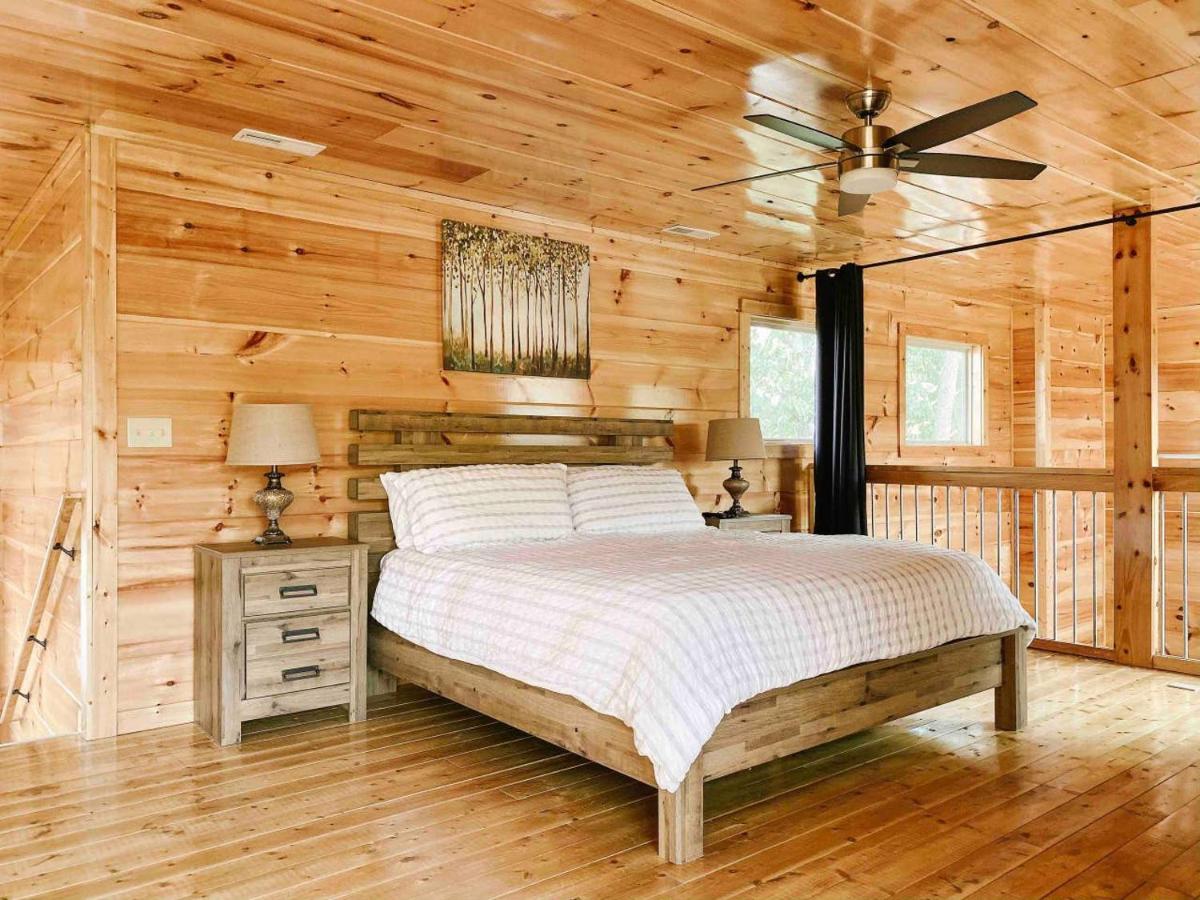 | Splash of Moonshine -heated indoor pool, hot tub, arcade game room