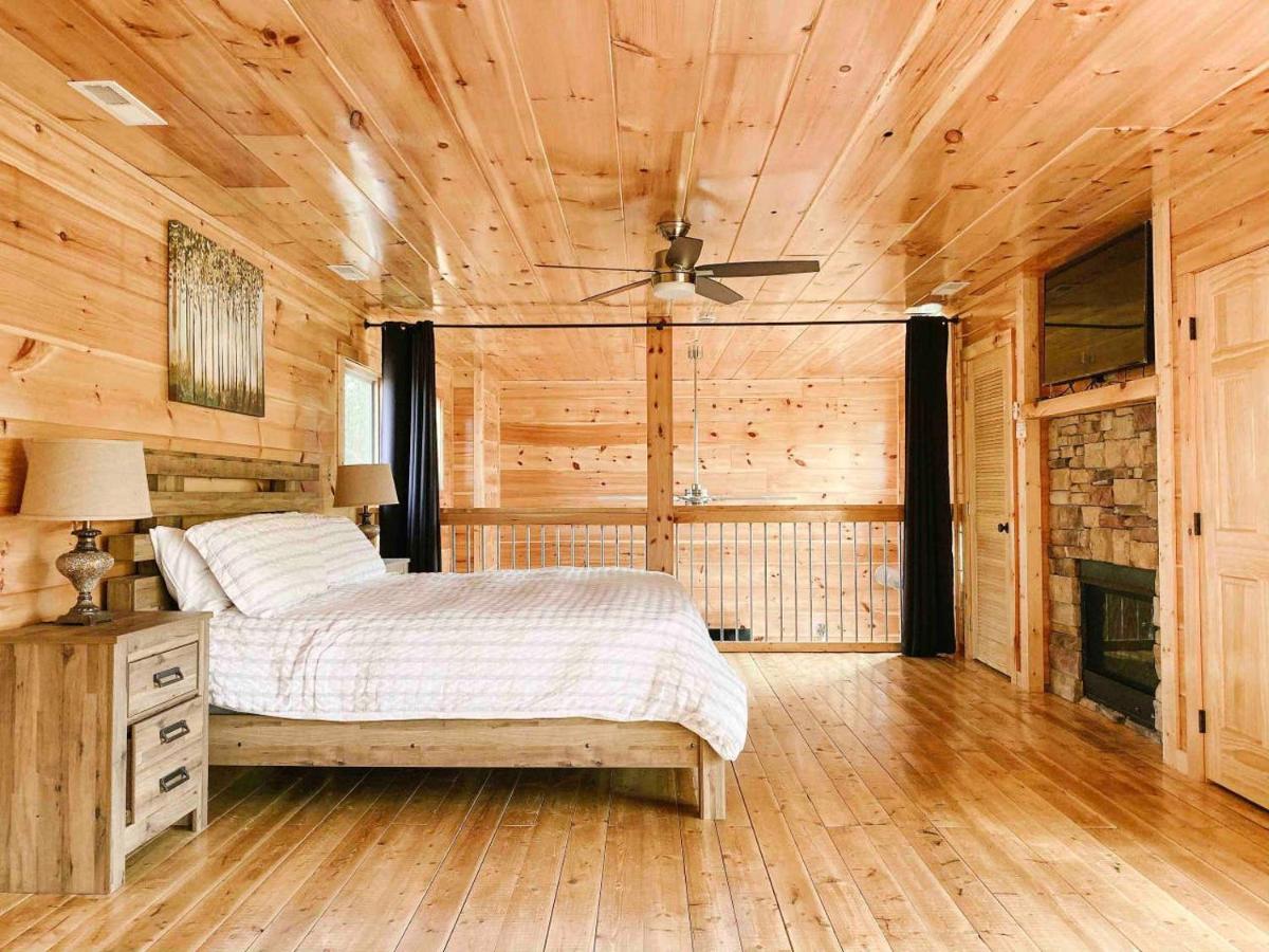 | Splash of Moonshine -heated indoor pool, hot tub, arcade game room