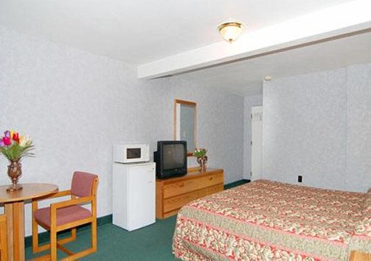 Standard King Room - Smoking at Days Inn by Wyndham Moosic