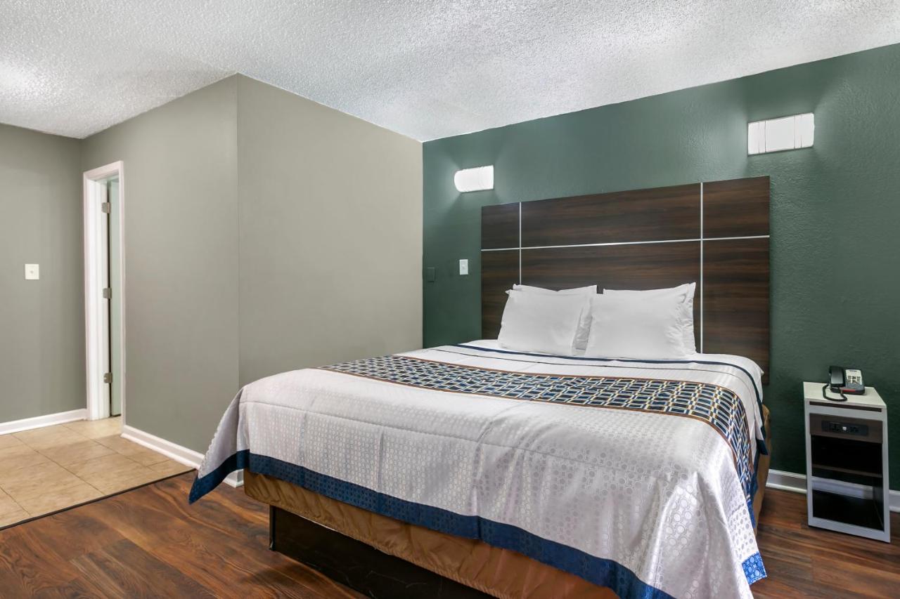 Queen Room - Non-Smoking at Rodeway Inn Bristol near Sesame Place