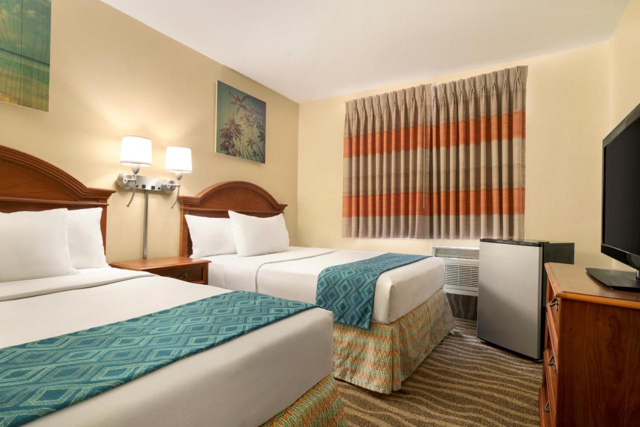 Side View Room w/ 2 Double Beds - Non Smoking at Plim Plaza Hotel