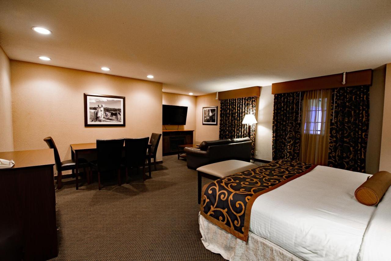 Deluxe Junior Suite at Heritage Inn