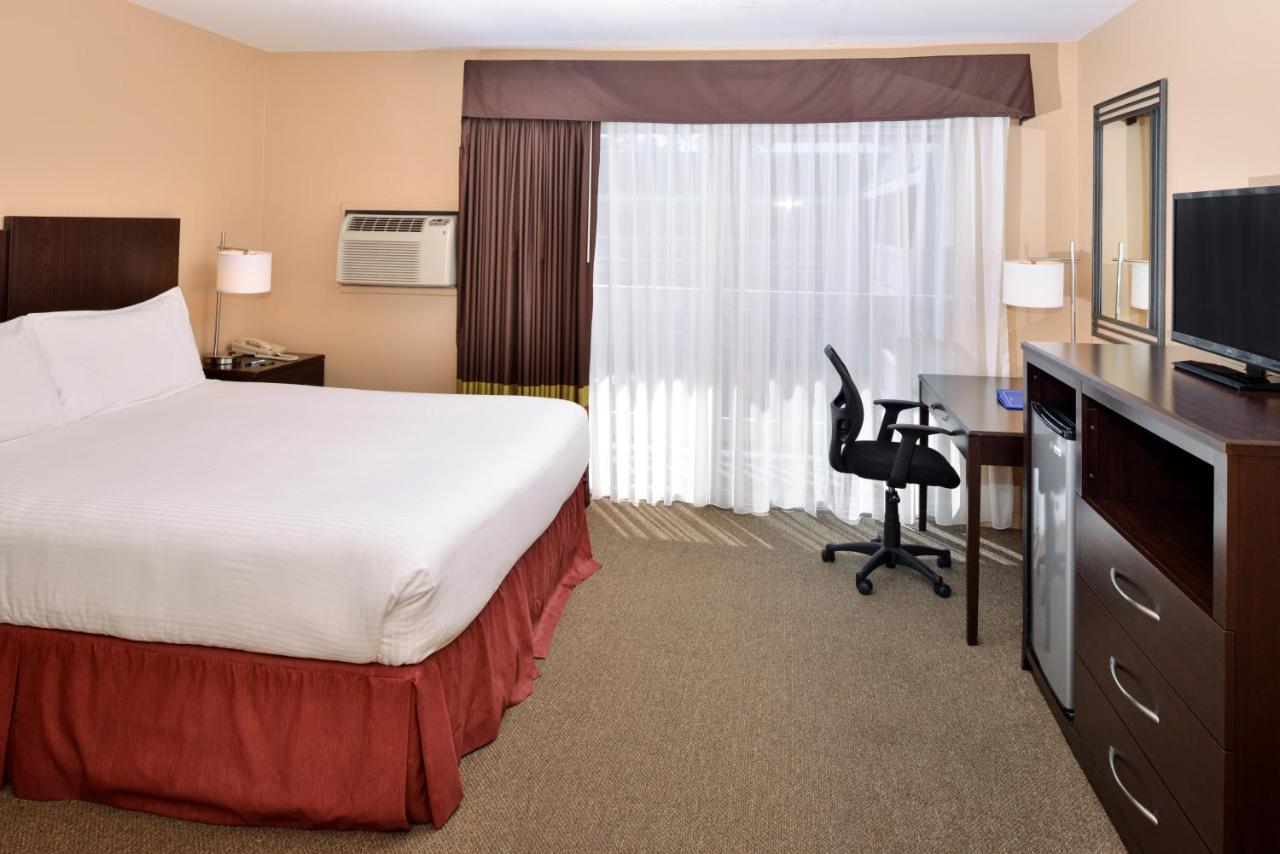 Standard Queen Room at Dana Point Marina Inn