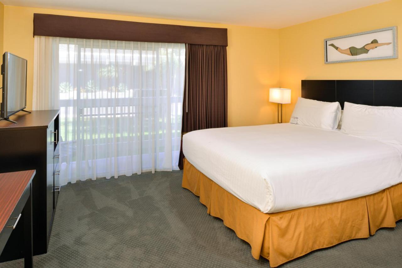 King Room with Roll-In Shower - Disability Access at Dana Point Marina Inn