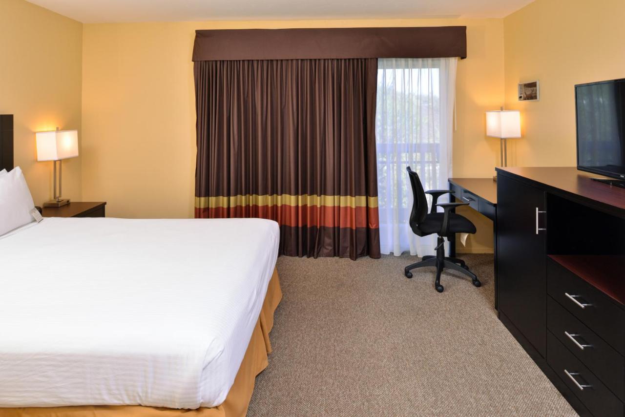 King Room with Pool View at Dana Point Marina Inn