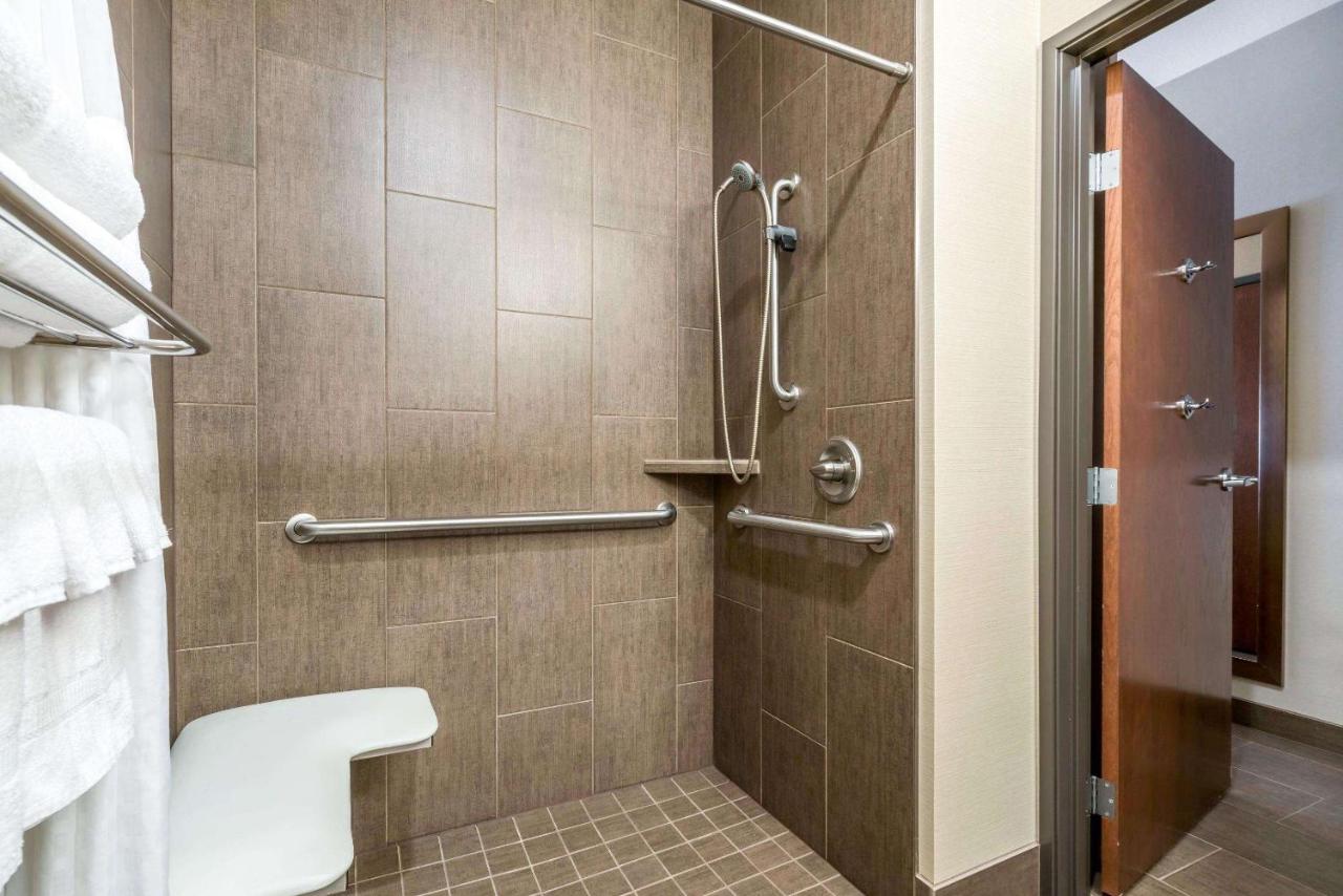 King Suite with Roll-In Shower - Accessible/Non-Smoking at Comfort Suites Yakima