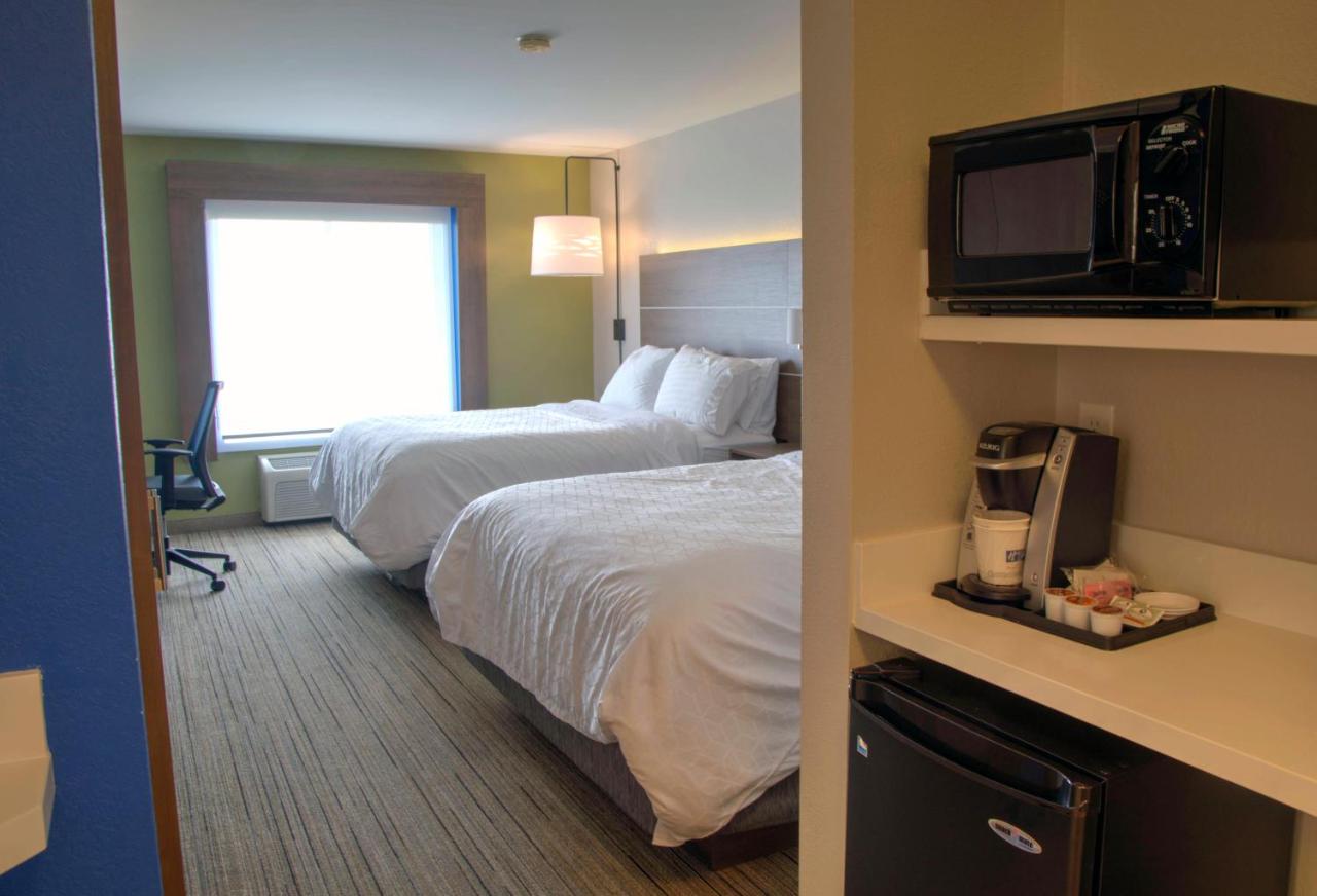 Twin Room - Disability Access Tub at Holiday Inn Express Rochelle, an IHG Hotel