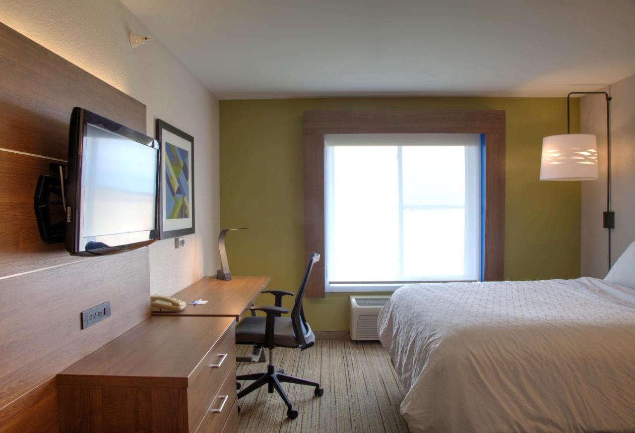 Twin Room - Disability Access Tub at Holiday Inn Express Rochelle, an IHG Hotel