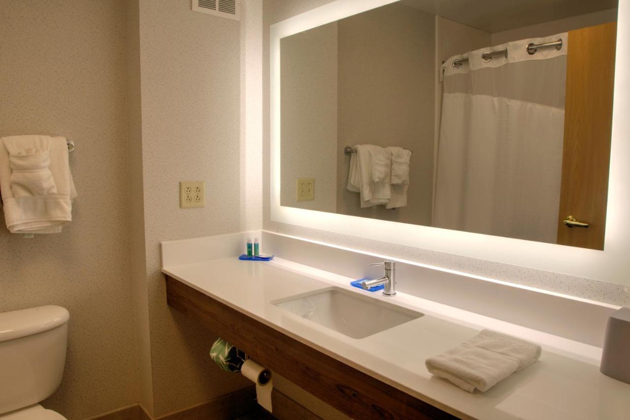 Twin Room - Disability Access Roll in Shower at Holiday Inn Express Rochelle, an IHG Hotel