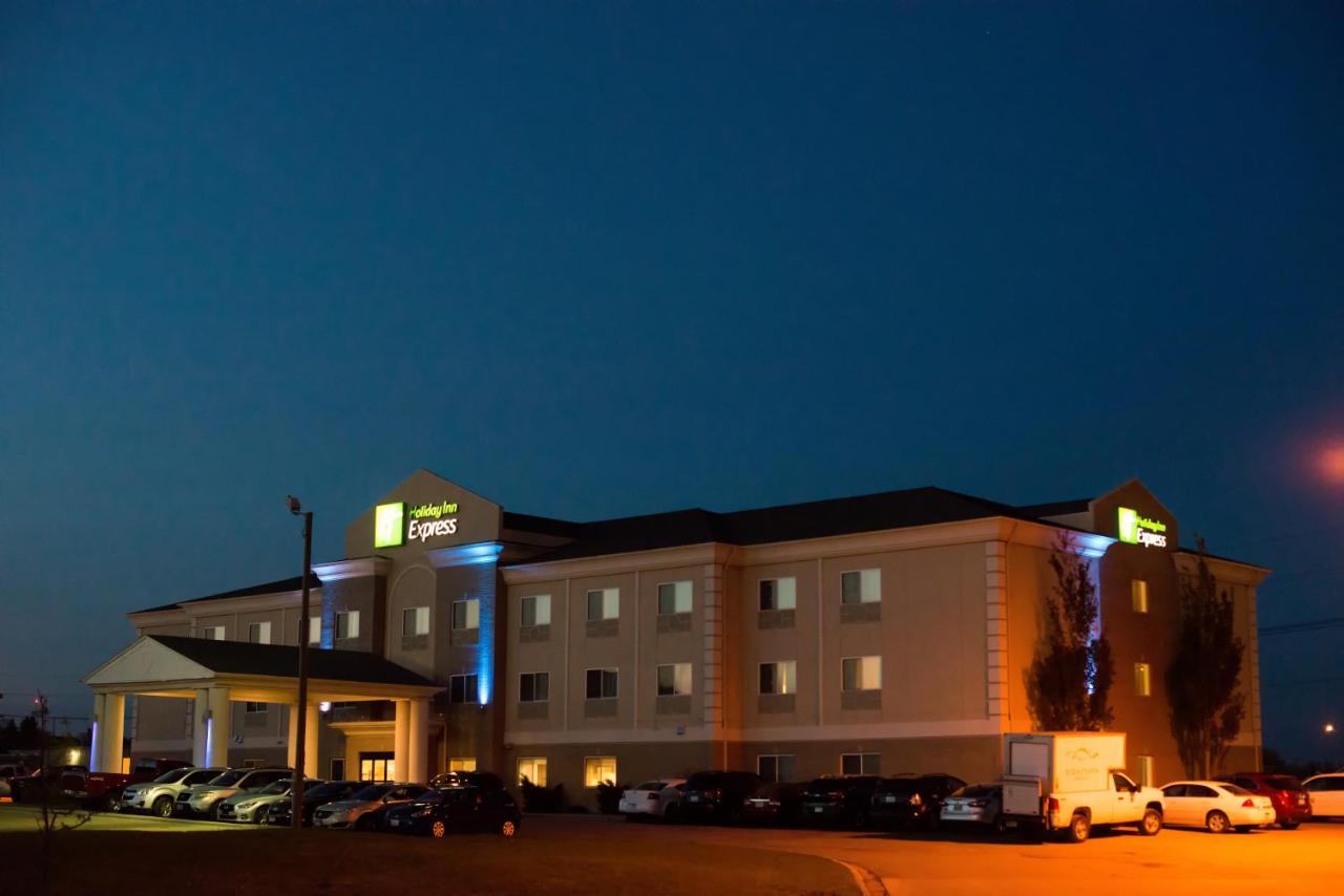 | Holiday Inn Express Devils Lake, an IHG Hotel