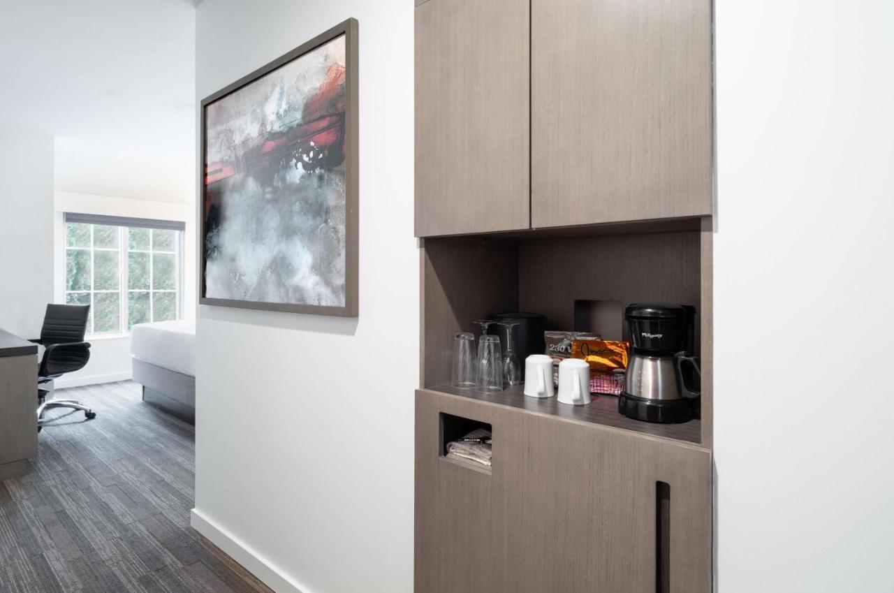 ADA Queen Studio Suite with shower at HYATT house White Plains