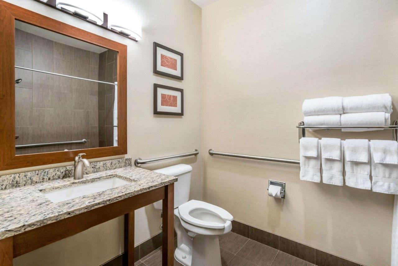 King Suite with Sofa-Bed and Tub - Accessible/Non-Smoking at Comfort Suites Yakima