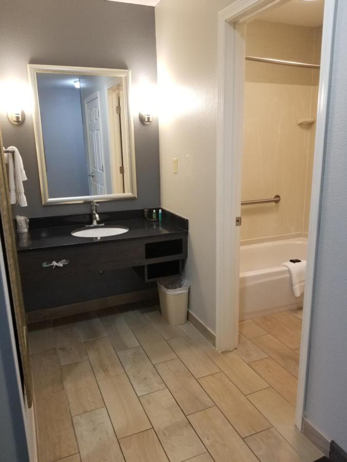 King Room - Mobility Access/Non-Smoking at Wingate by Wyndham Savannah I-95 North