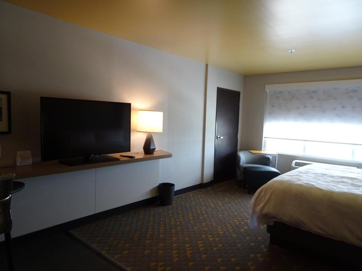 King Room - Hearing Accessible - Non-Smoking at Holiday Inn Jonesboro by IHG