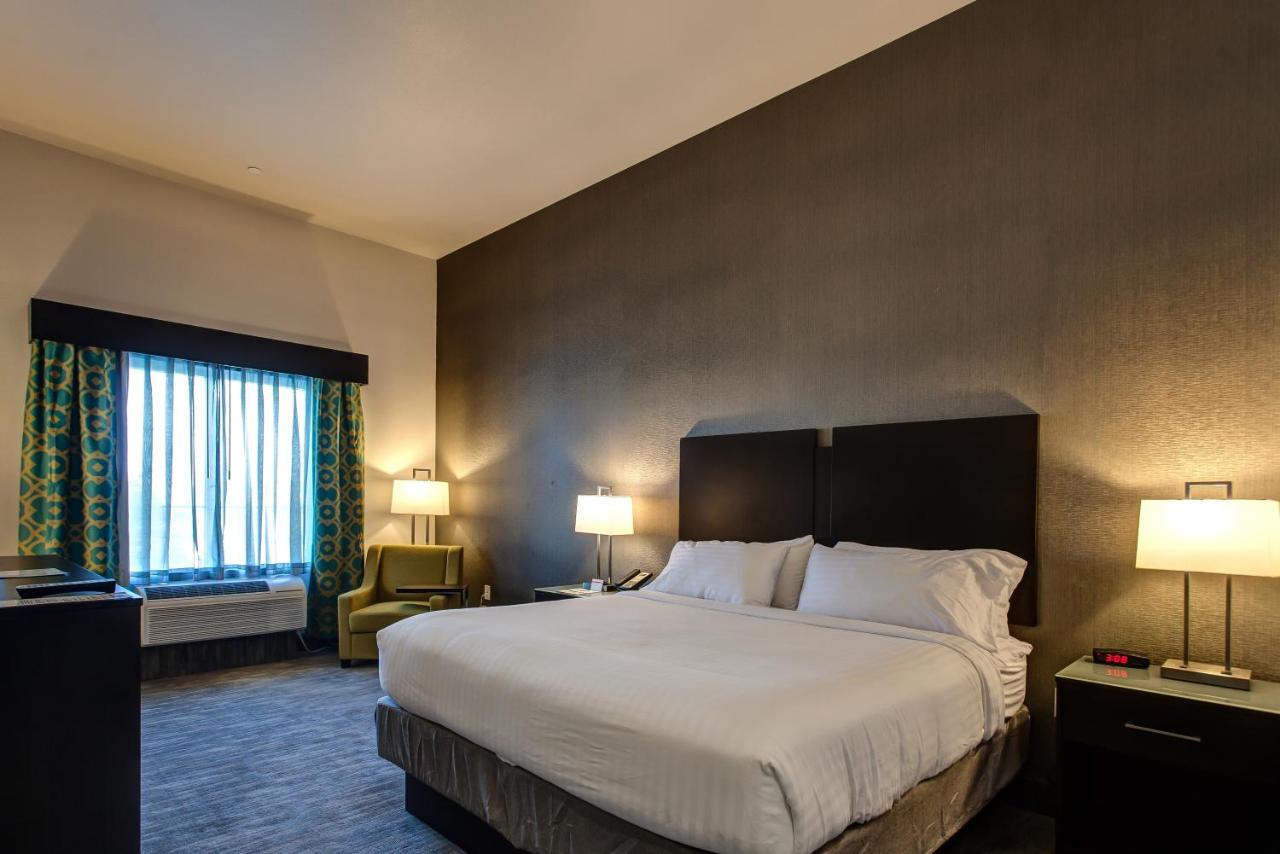 King Room at Holiday Inn Express & Suites Gatesville - N. Ft Hood by IHG