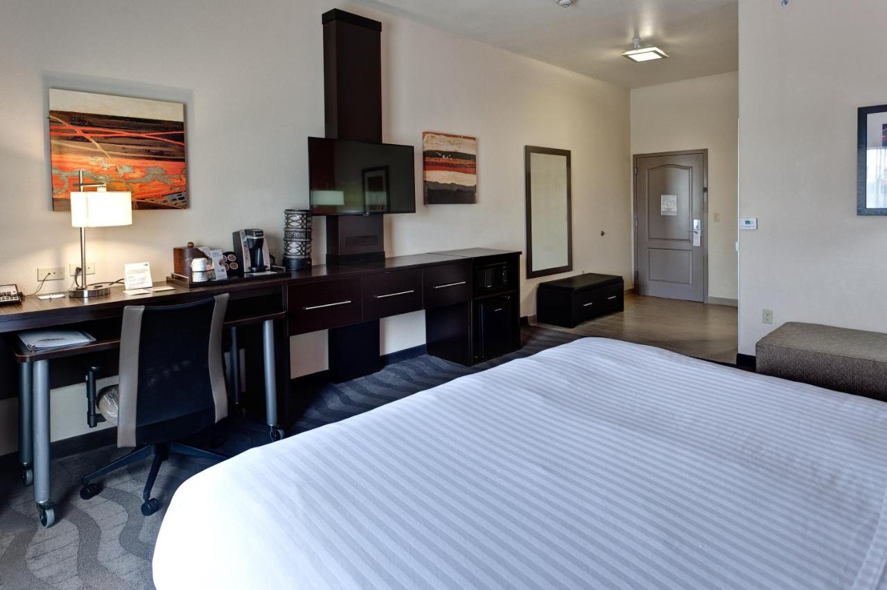  | Holiday Inn Express & Suites Wichita Northwest