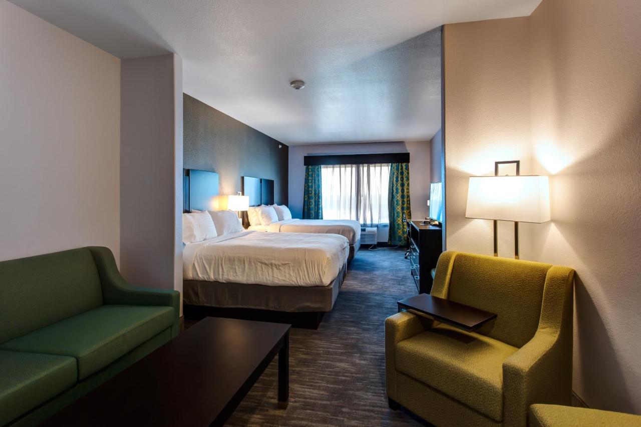 Queen Suite with Two Queen Beds and Sofa Bed at Holiday Inn Express & Suites Gatesville - N. Ft Hood by IHG