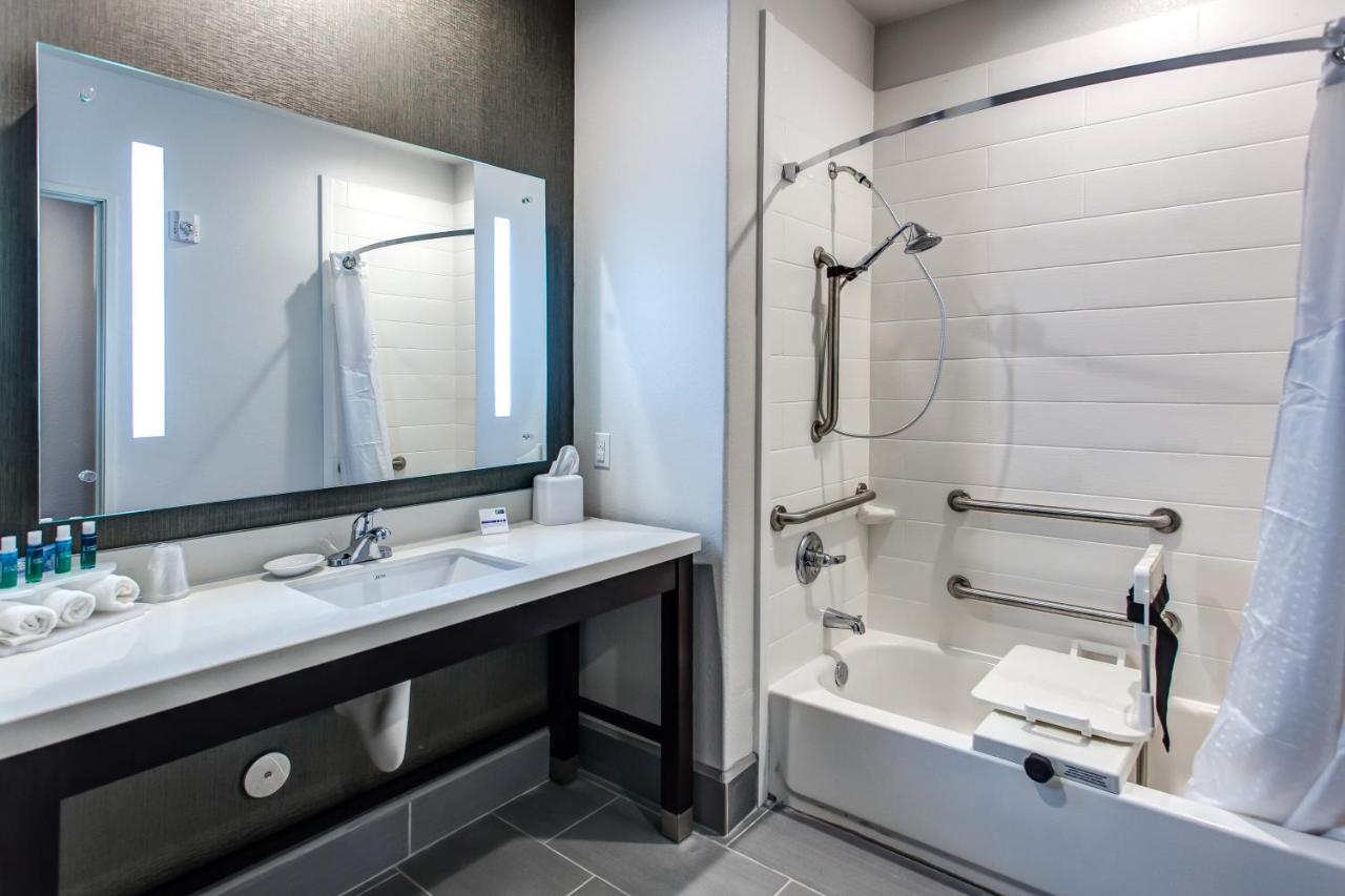 Queen Suite with Two Queen Beds and Bath Tub - Disability Access at Holiday Inn Express & Suites Gatesville - N. Ft Hood by IHG