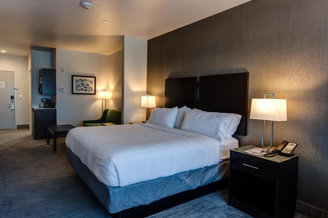 King Suite at Holiday Inn Express & Suites Gatesville - N. Ft Hood by IHG