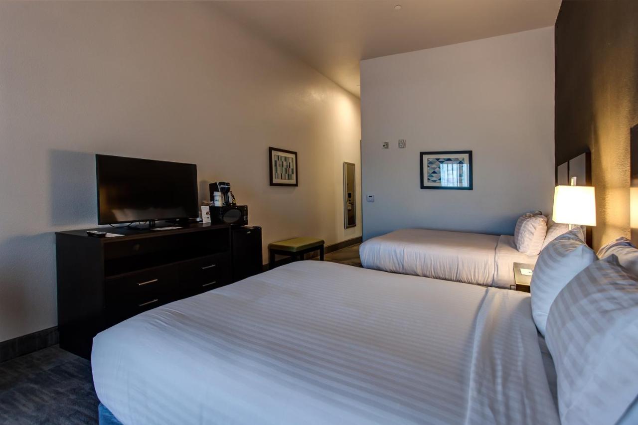 Queen Room with Two Queen Beds at Holiday Inn Express & Suites Gatesville - N. Ft Hood by IHG