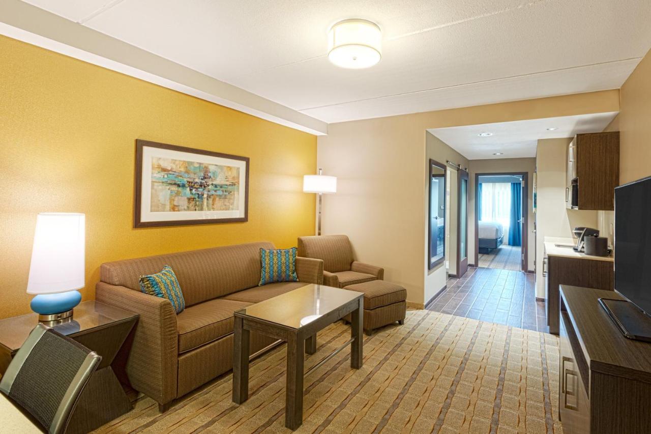 | Crowne Plaza Shenandoah - The Woodlands