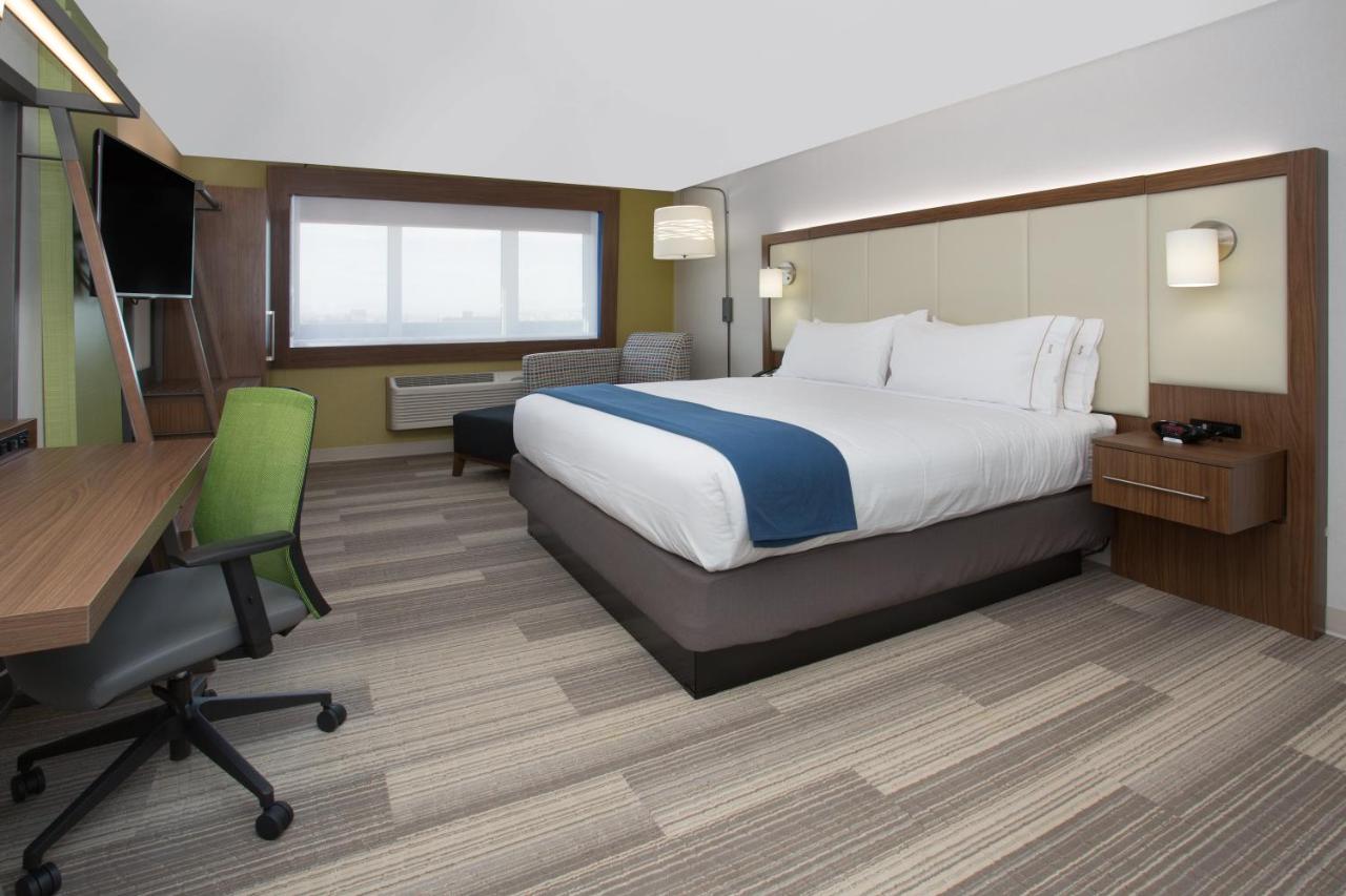 | Holiday Inn Express & Suites Santa Ana - Orange County, an IHG Hotel