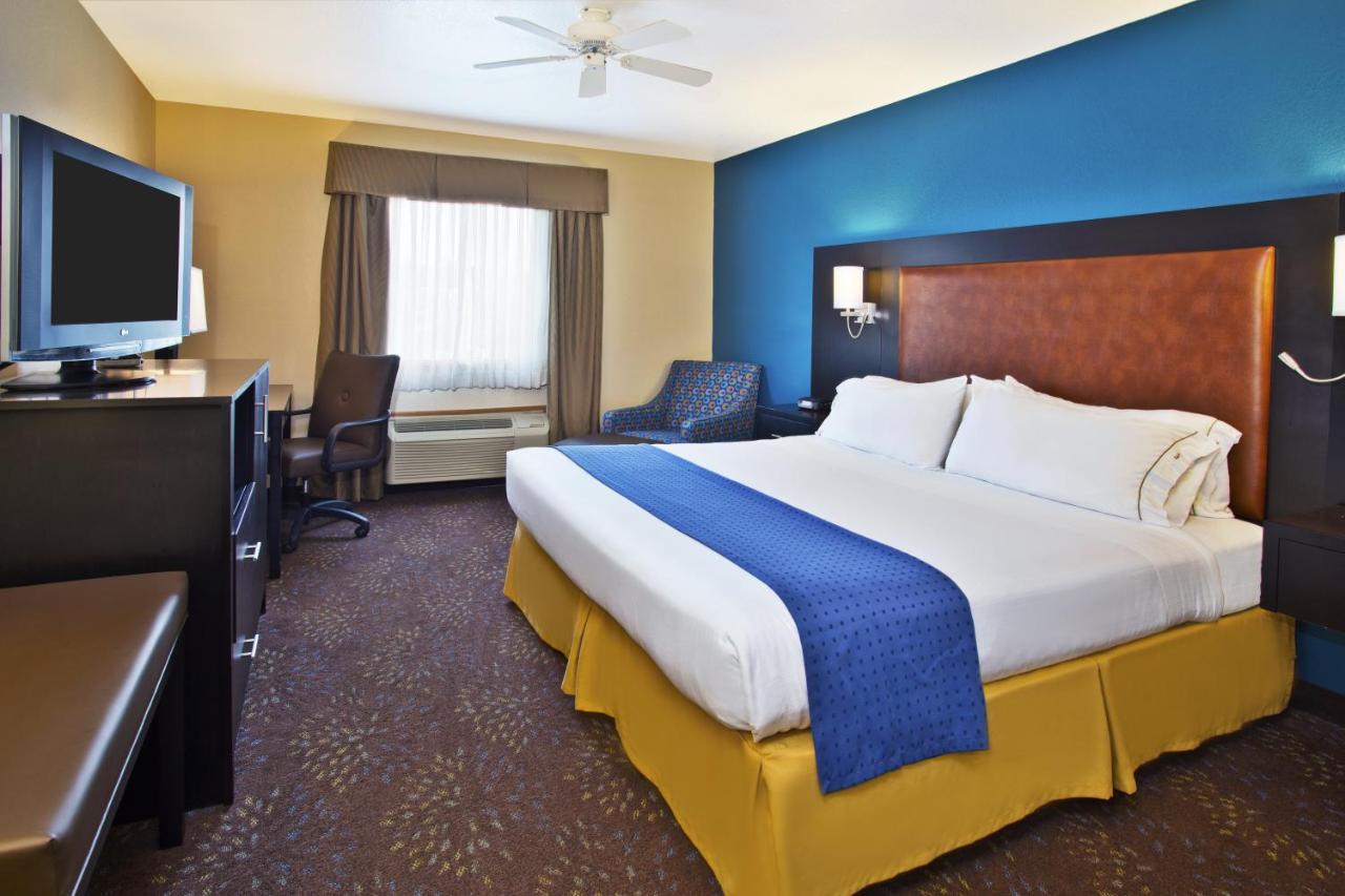 King Room - Mobility Access Tub - Non-Smoking at Holiday Inn Express Mackinaw City by IHG