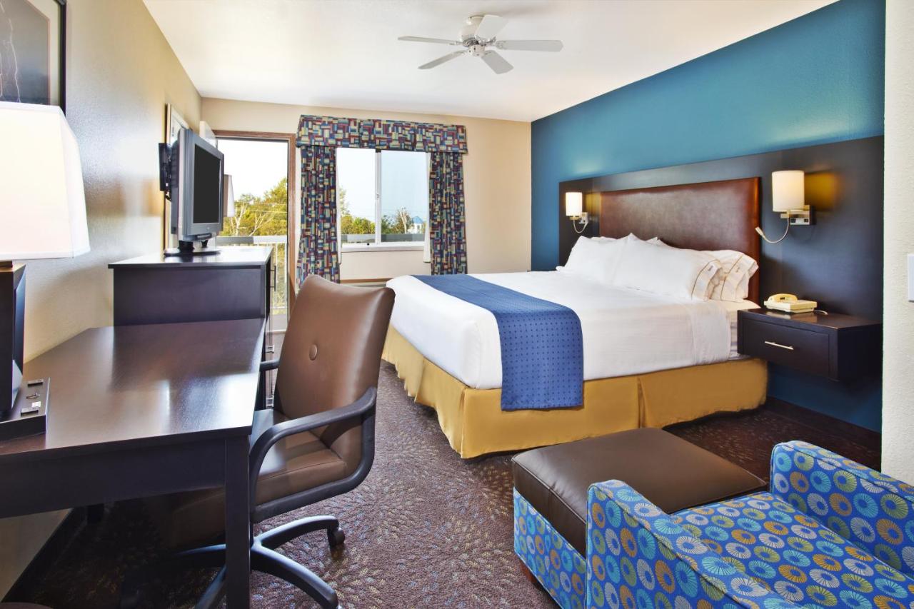 Executive King Room - Non-Smoking at Holiday Inn Express Mackinaw City by IHG