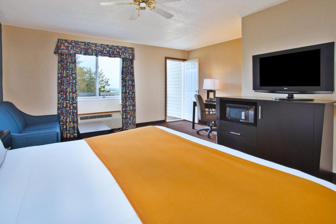 King Room with Balcony - Non-Smoking at Holiday Inn Express Mackinaw City by IHG