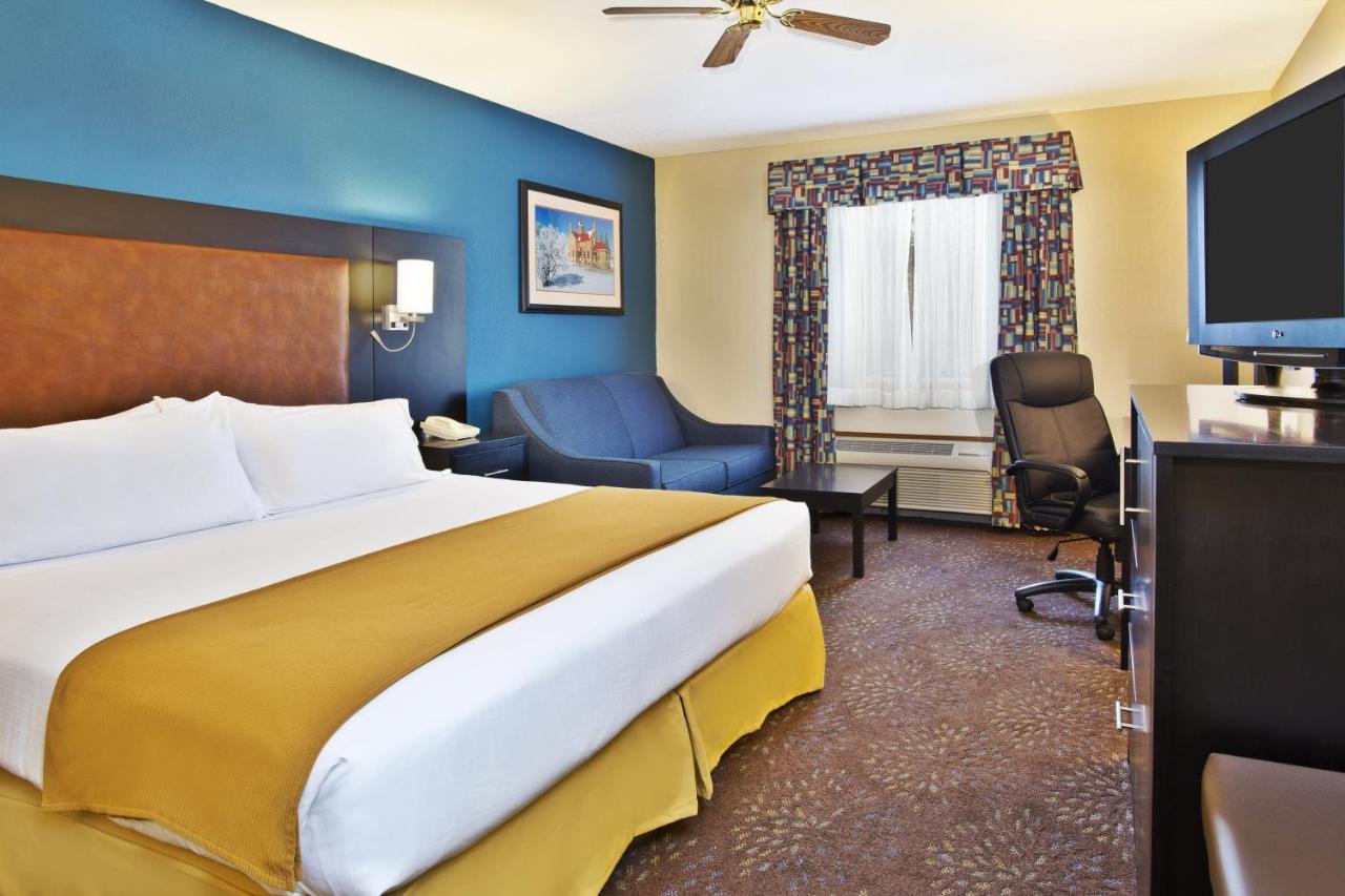 King Room - Mobility Access Tub - Non-Smoking at Holiday Inn Express Mackinaw City by IHG