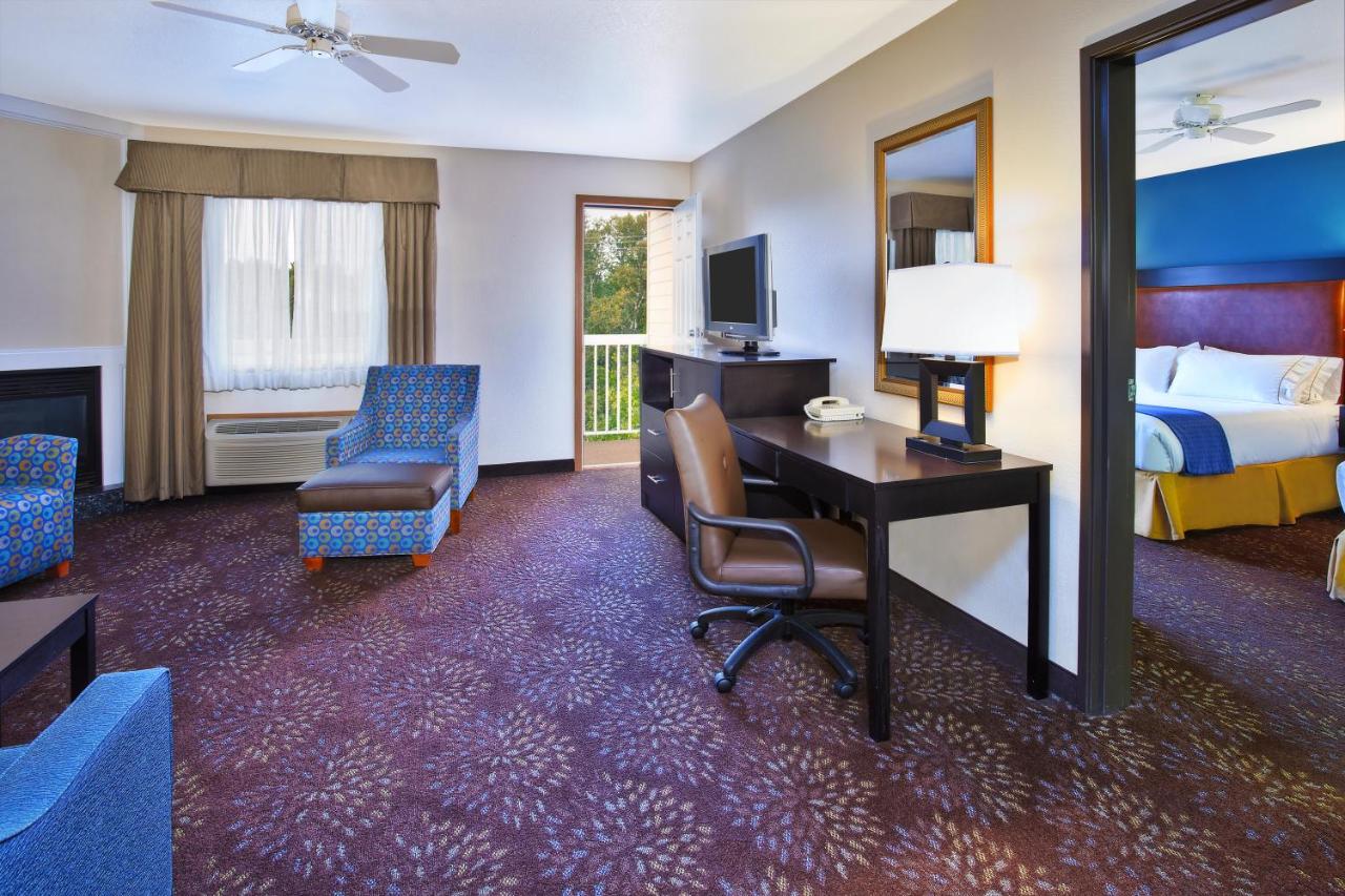 King Suite at Holiday Inn Express Mackinaw City by IHG