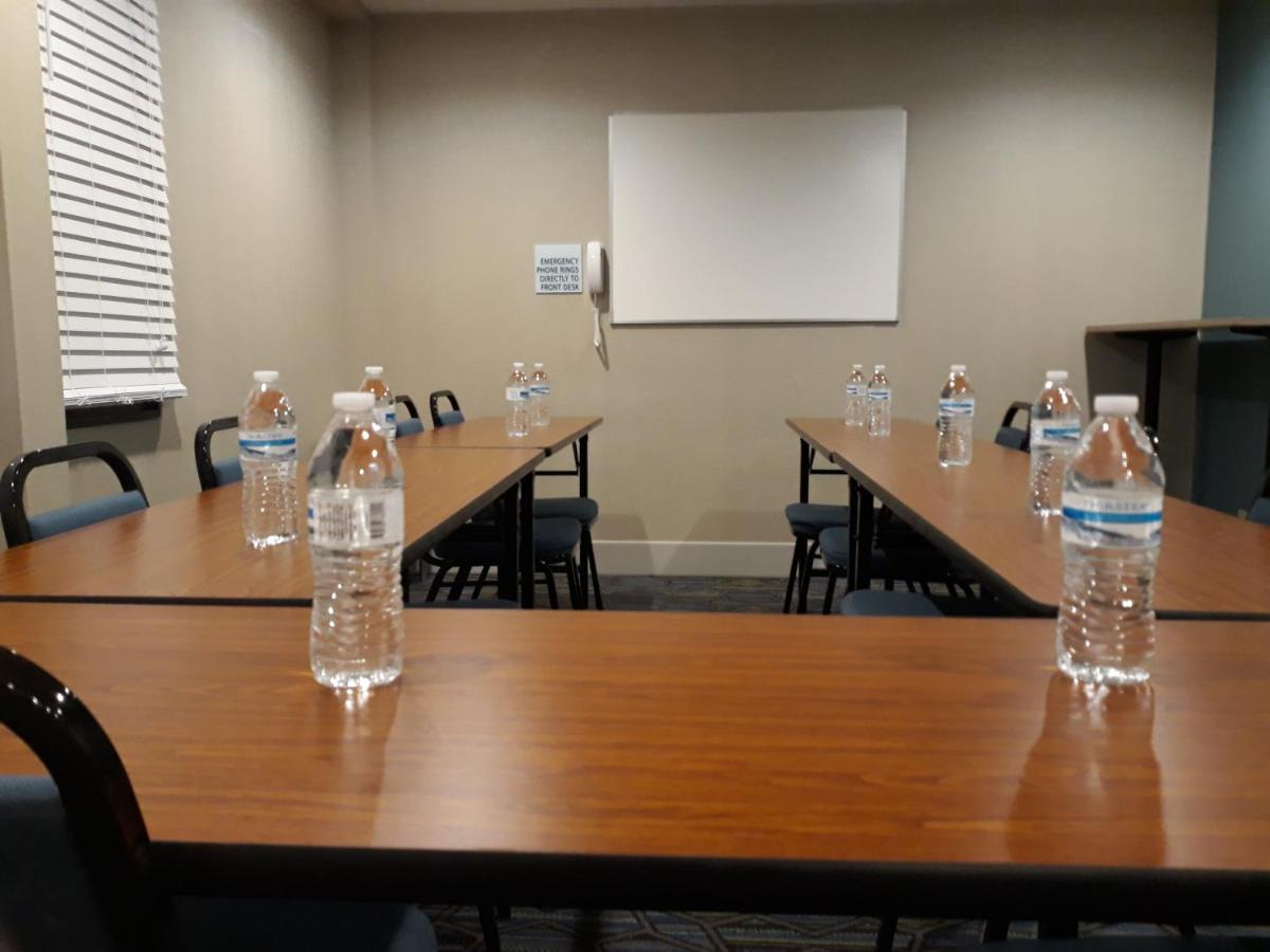 | Holiday Inn Express Hotel Pittsburgh-North/Harmarville, an IHG Hotel