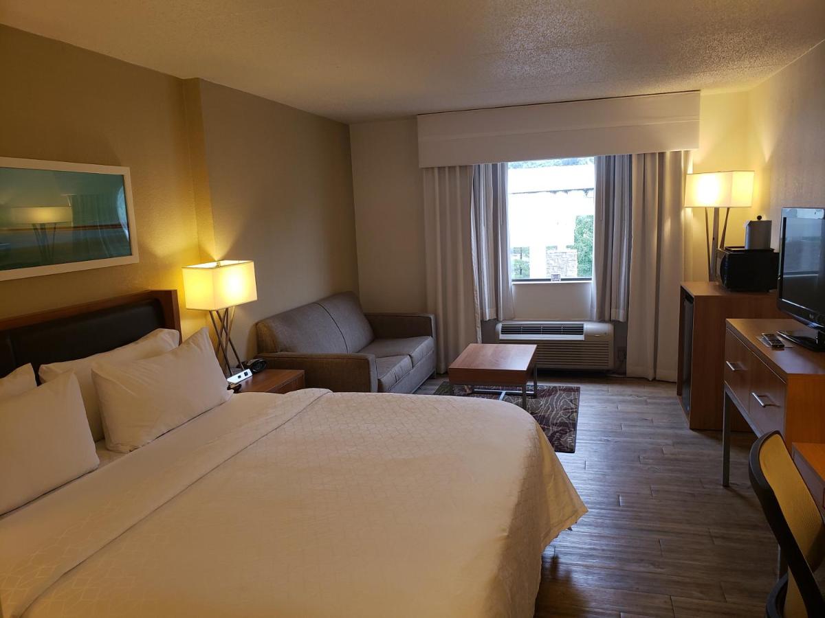 | Holiday Inn Express Hotel Pittsburgh-North/Harmarville, an IHG Hotel
