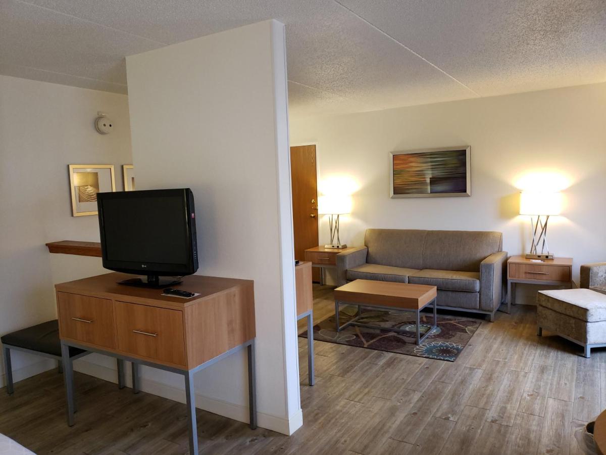 | Holiday Inn Express Hotel Pittsburgh-North/Harmarville, an IHG Hotel