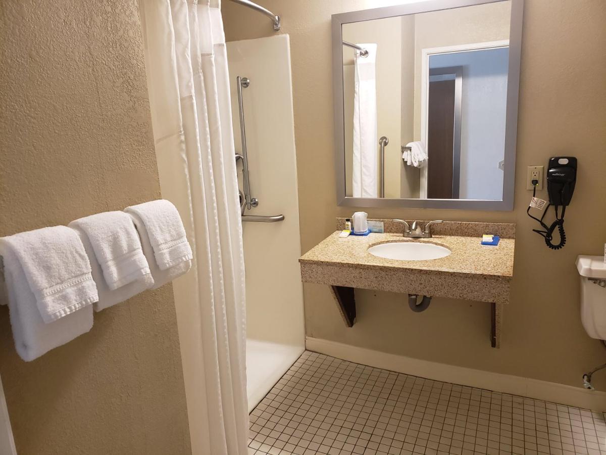 Queen Room - Mobility Access Roll in Shower/Non-Smoking at Holiday Inn Express Pittsburgh North by IHG