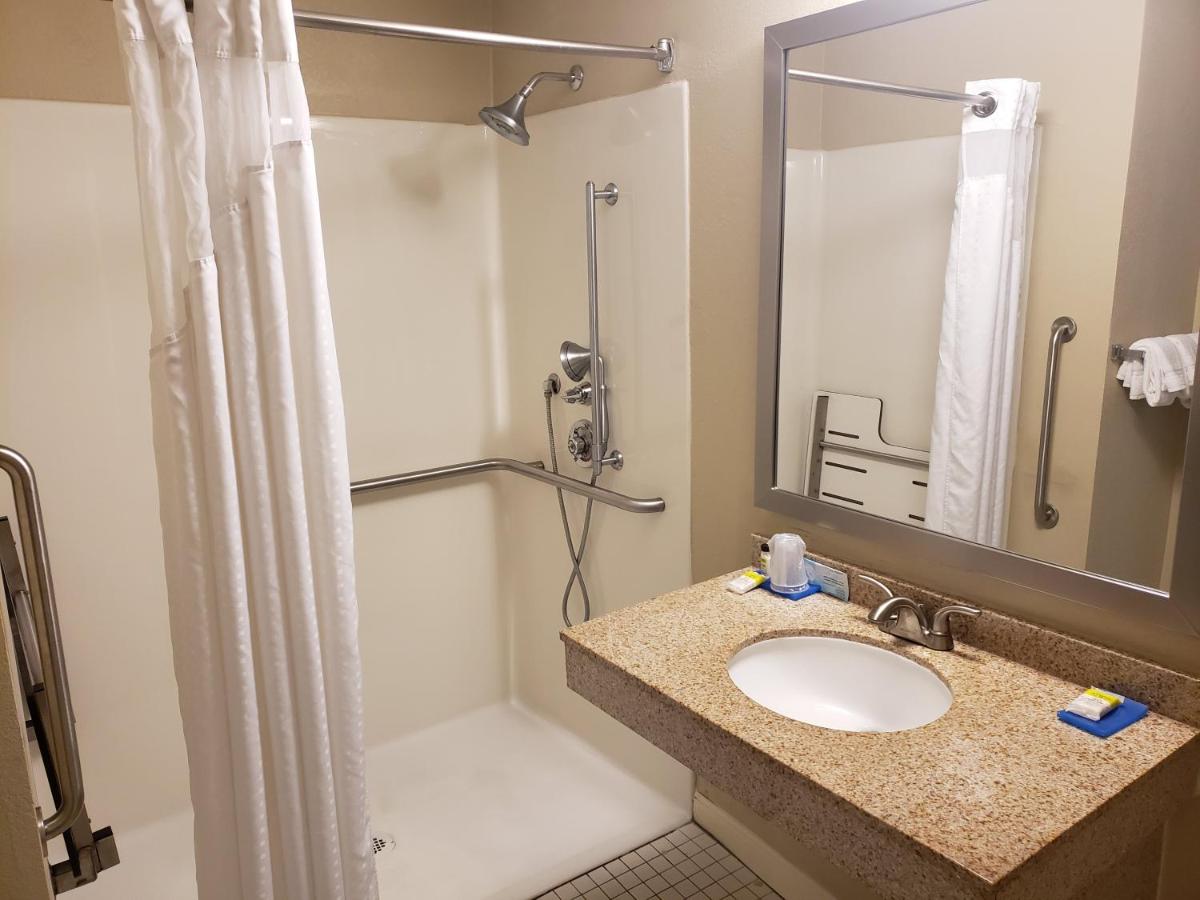 | Holiday Inn Express Hotel Pittsburgh-North/Harmarville, an IHG Hotel