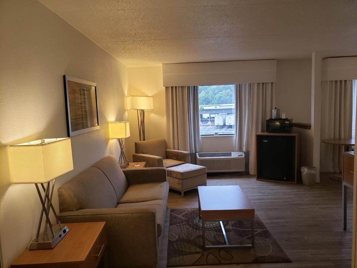 | Holiday Inn Express Hotel Pittsburgh-North/Harmarville, an IHG Hotel