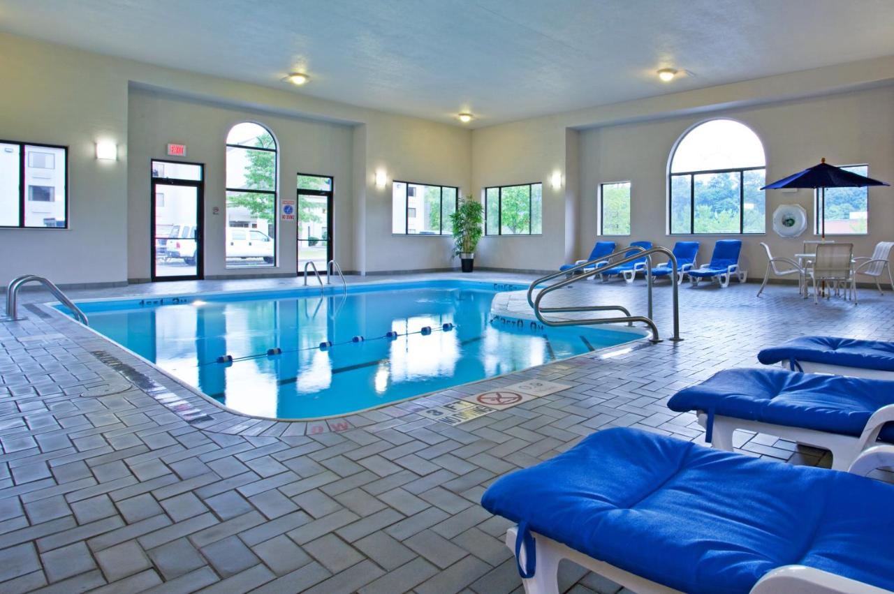 | Holiday Inn Express Hotel Pittsburgh-North/Harmarville, an IHG Hotel